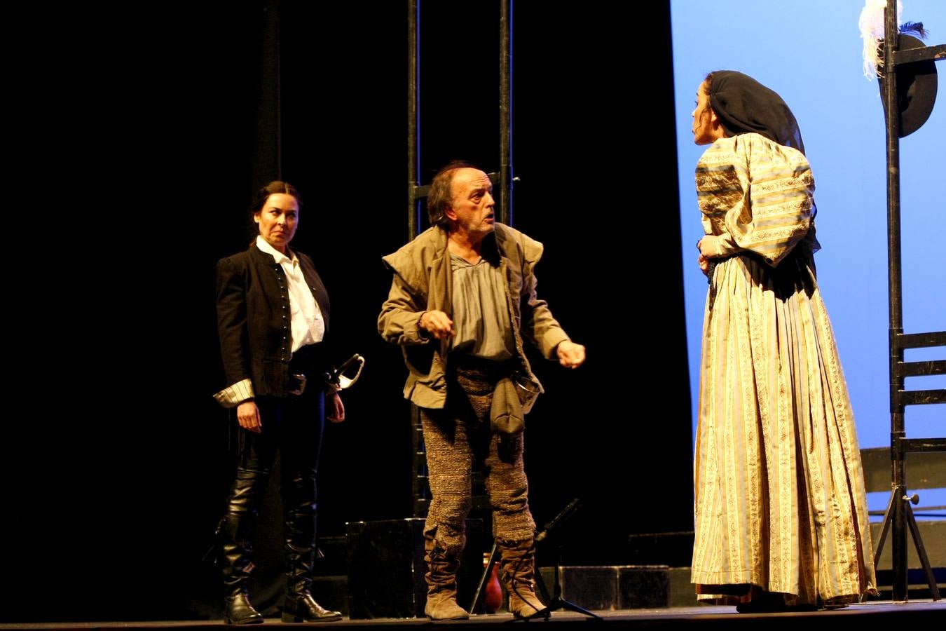 Como es tradición en Torrelavega, anoche, 31 de noviembre, el público se volvió a congregar para disfrutar de una representación del Don Juan de Noviembre, esta vez, a cargo de la Machina Teatro que ofreció una versión dirigida por Rosa Casuso.En esta ocasión, la puesta en escena fue en el TMCE, debido a la lluvia, con la peculiaridad de que Don Juan fue interpretado por una mujer, Patricia Cercas.