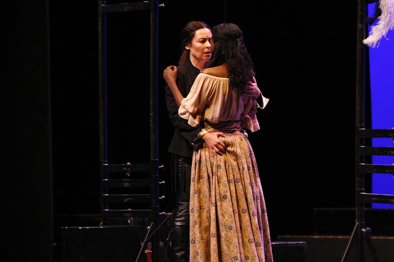 Como es tradición en Torrelavega, anoche, 31 de noviembre, el público se volvió a congregar para disfrutar de una representación del Don Juan de Noviembre, esta vez, a cargo de la Machina Teatro que ofreció una versión dirigida por Rosa Casuso.En esta ocasión, la puesta en escena fue en el TMCE, debido a la lluvia, con la peculiaridad de que Don Juan fue interpretado por una mujer, Patricia Cercas.