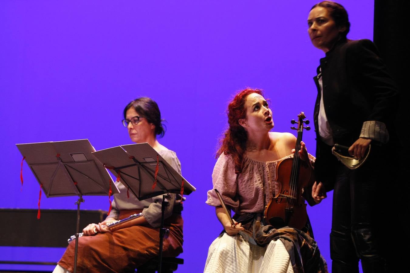 Como es tradición en Torrelavega, anoche, 31 de noviembre, el público se volvió a congregar para disfrutar de una representación del Don Juan de Noviembre, esta vez, a cargo de la Machina Teatro que ofreció una versión dirigida por Rosa Casuso.En esta ocasión, la puesta en escena fue en el TMCE, debido a la lluvia, con la peculiaridad de que Don Juan fue interpretado por una mujer, Patricia Cercas.