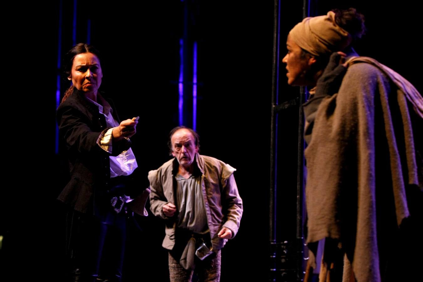 Como es tradición en Torrelavega, anoche, 31 de noviembre, el público se volvió a congregar para disfrutar de una representación del Don Juan de Noviembre, esta vez, a cargo de la Machina Teatro que ofreció una versión dirigida por Rosa Casuso.En esta ocasión, la puesta en escena fue en el TMCE, debido a la lluvia, con la peculiaridad de que Don Juan fue interpretado por una mujer, Patricia Cercas.