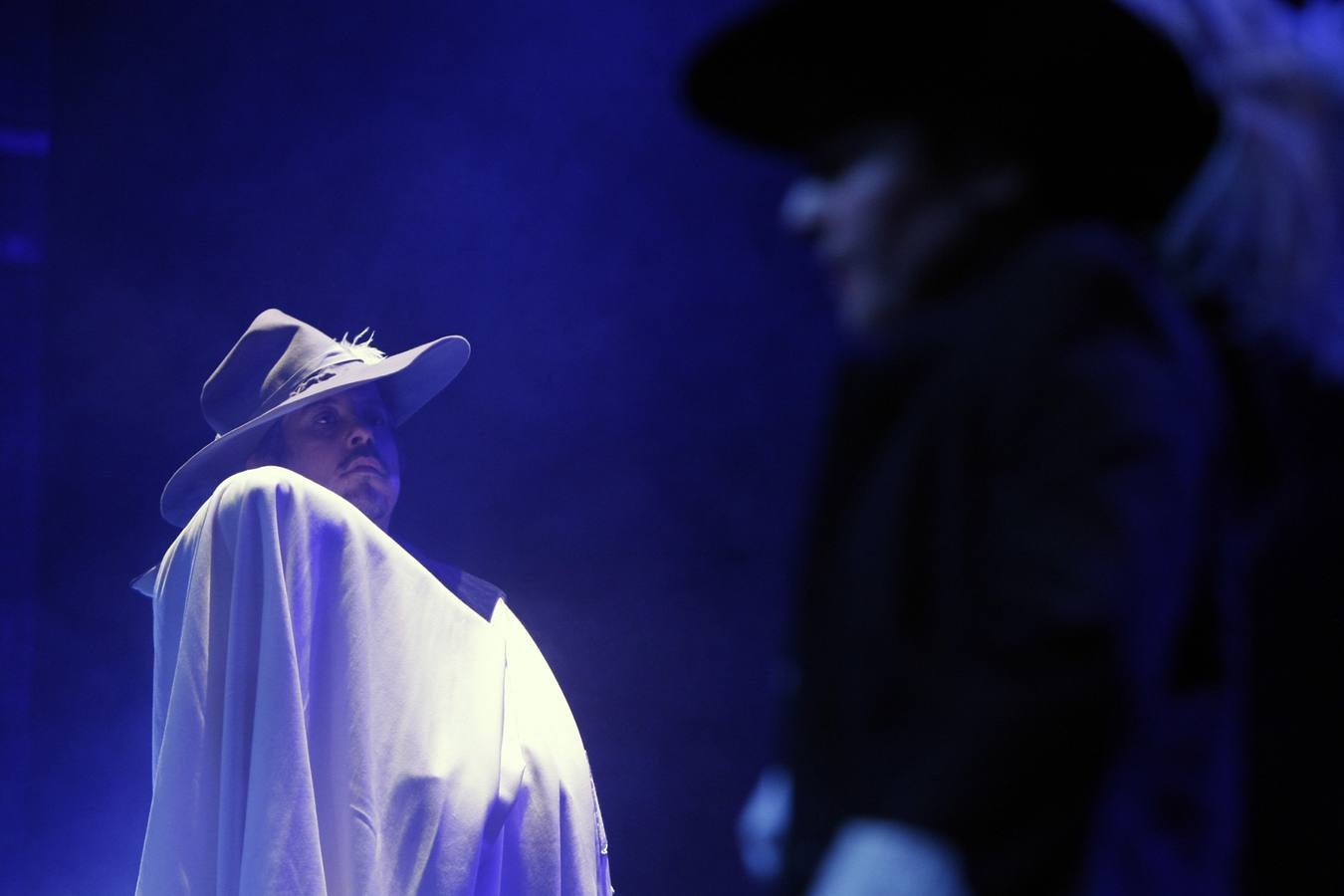 Como es tradición en Torrelavega, anoche, 31 de noviembre, el público se volvió a congregar para disfrutar de una representación del Don Juan de Noviembre, esta vez, a cargo de la Machina Teatro que ofreció una versión dirigida por Rosa Casuso.En esta ocasión, la puesta en escena fue en el TMCE, debido a la lluvia, con la peculiaridad de que Don Juan fue interpretado por una mujer, Patricia Cercas.