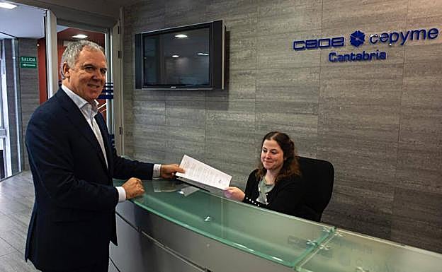 Lorenzo Vidal de la Peña entrega los avales.