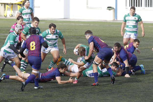 Aldo Cornejo lleva el oval en el partido del pasado domingo ante el Barça en San Román.