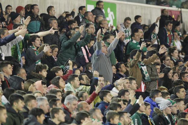 Como antaño. Más de 17.000 espectadores siguieron en el estadio el partido contra el Betis; una entrada de la época en Primera. 