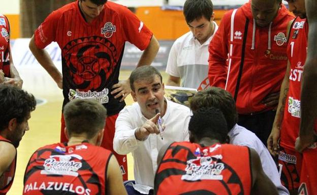 Imagen de archivo del técnico del Igualatorio, David Mangas, hablando con sus jugadores. 