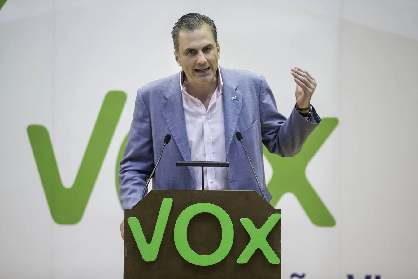 Fotos: Vox llena el Paraninfo de la UC en una acto protagonizado por Javier Ortega Smith