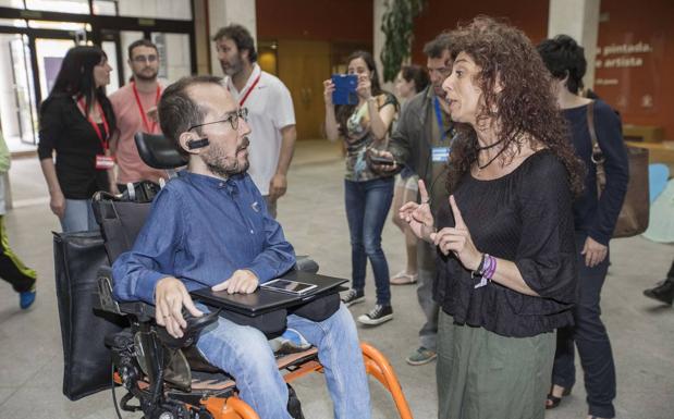Alonso charla con Echenique en un acto en Santander 