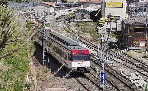 Tren de cercanías de Renfe llegando a la estación de Santander.