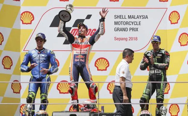 Marc Marquez celebra su victoria en Sepang (Malasia).