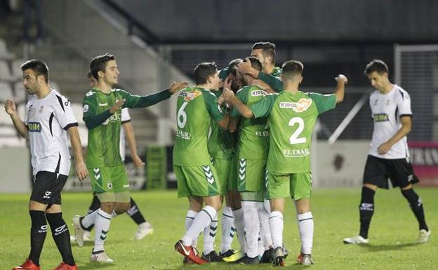 Los jugadores del Racing saludan a la grada tras el partido copero del jueves frente al Betis. 