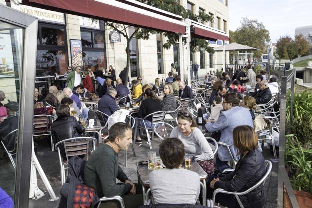 El tiempo, que respetó el puente, contribuyó a llenar las terrazas y sacar a la gente a la calle