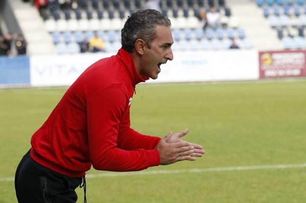 Pablo Lago jalea a sus jugadores durante el partido ante el Mirandés. :