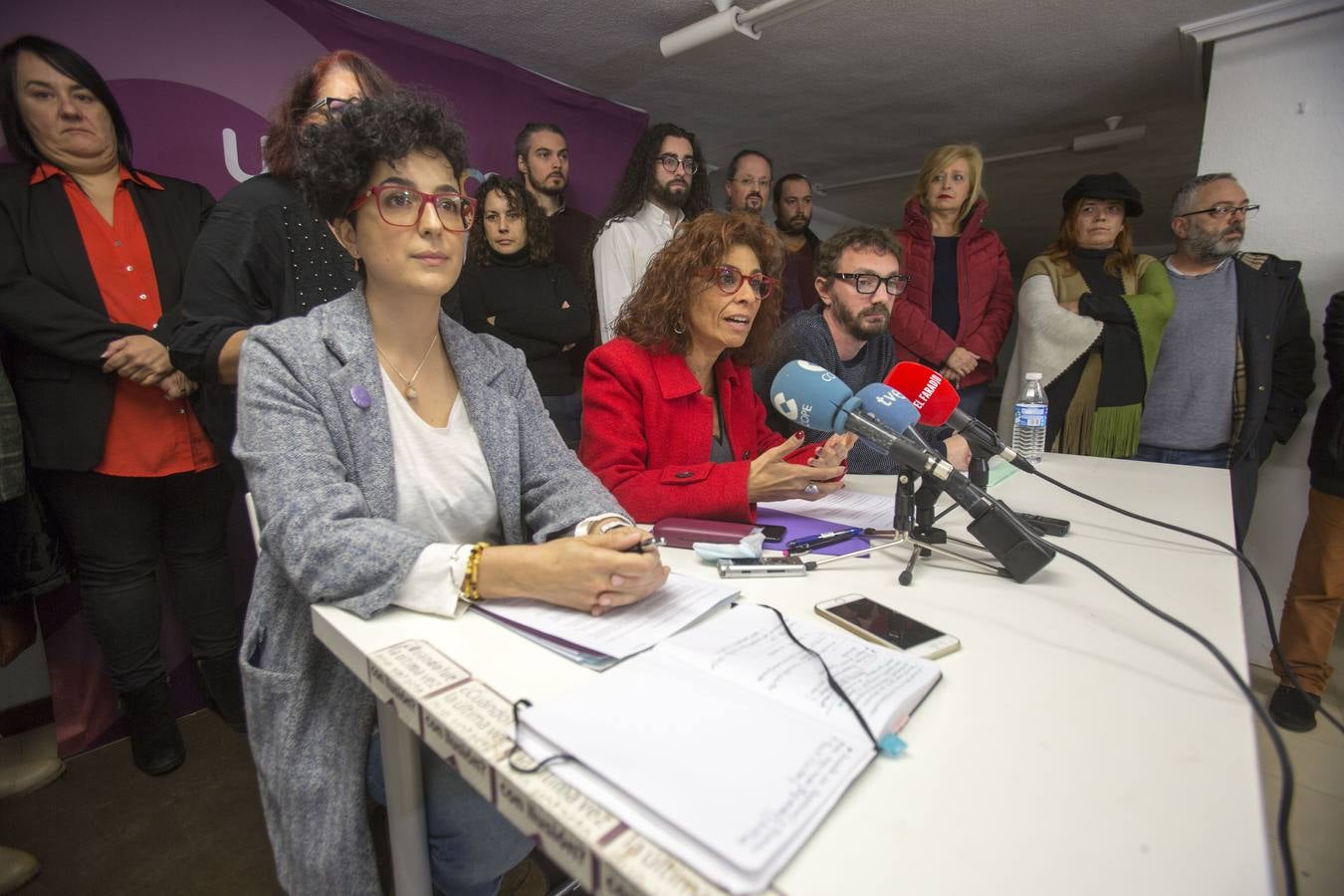 La secretaria general de Podemos Cantabria se presenta publicamente entre abrazos y aplausos en la sede del partido