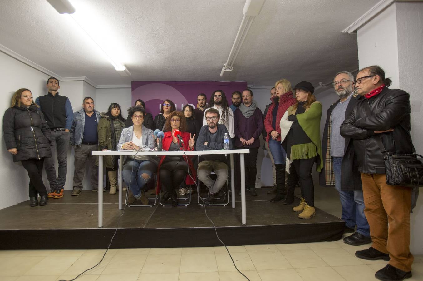 La secretaria general de Podemos Cantabria se presenta publicamente entre abrazos y aplausos en la sede del partido