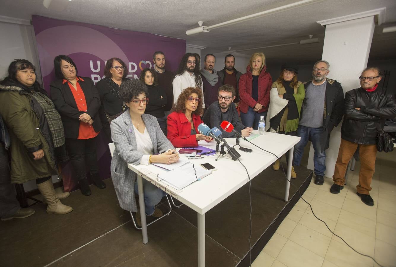 La secretaria general de Podemos Cantabria se presenta publicamente entre abrazos y aplausos en la sede del partido