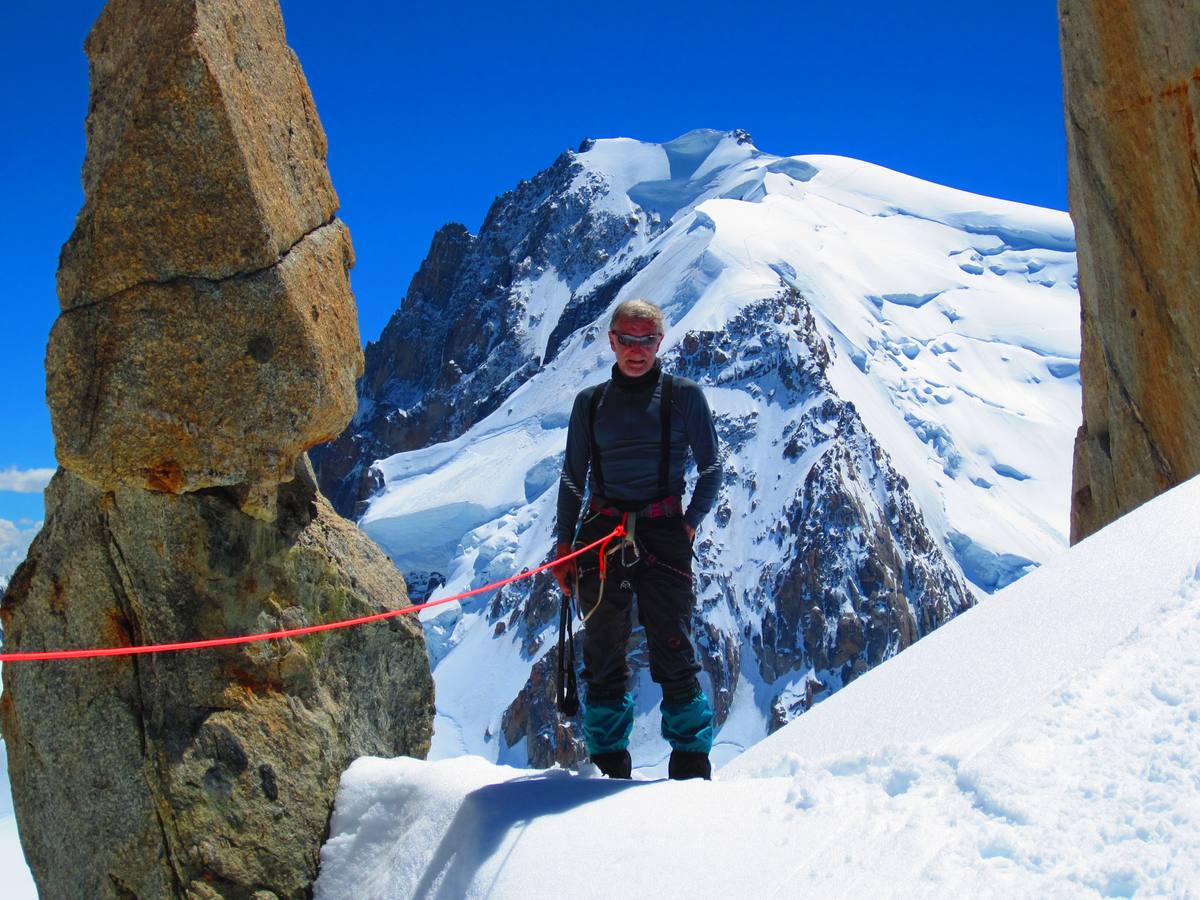 Miguel Ruiz en la Arista de Cósmicos. Detrás, el Mont Blanc.