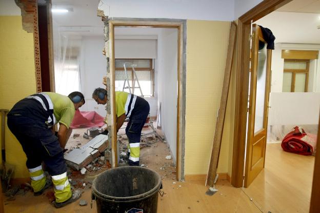 Los trabajos de ampliación de la sede provisional de los Plenos se iniciaron en la mañana de ayer. 