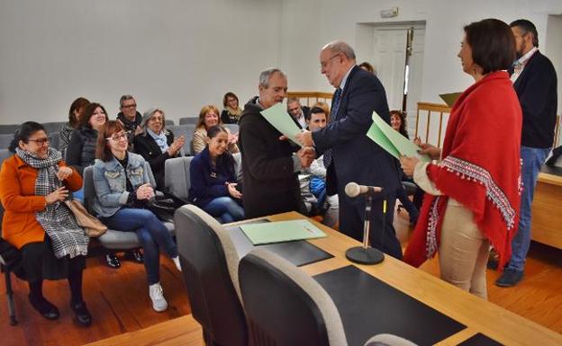 Entrega de diplomas en el Ayuntamiento de Los Corrales