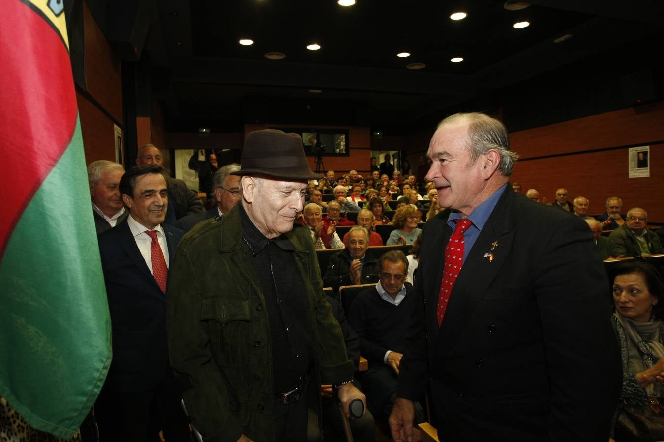 Fotos: El expresidente regional, Juan Hormaechea, invitado por la asociación Amigos de Torrelavega