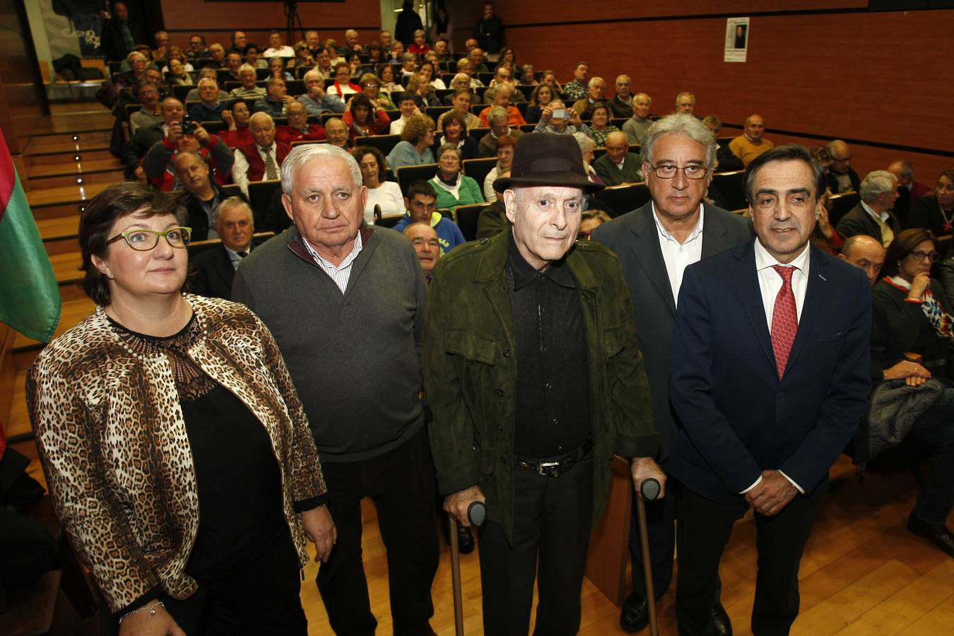 Fotos: El expresidente regional, Juan Hormaechea, invitado por la asociación Amigos de Torrelavega