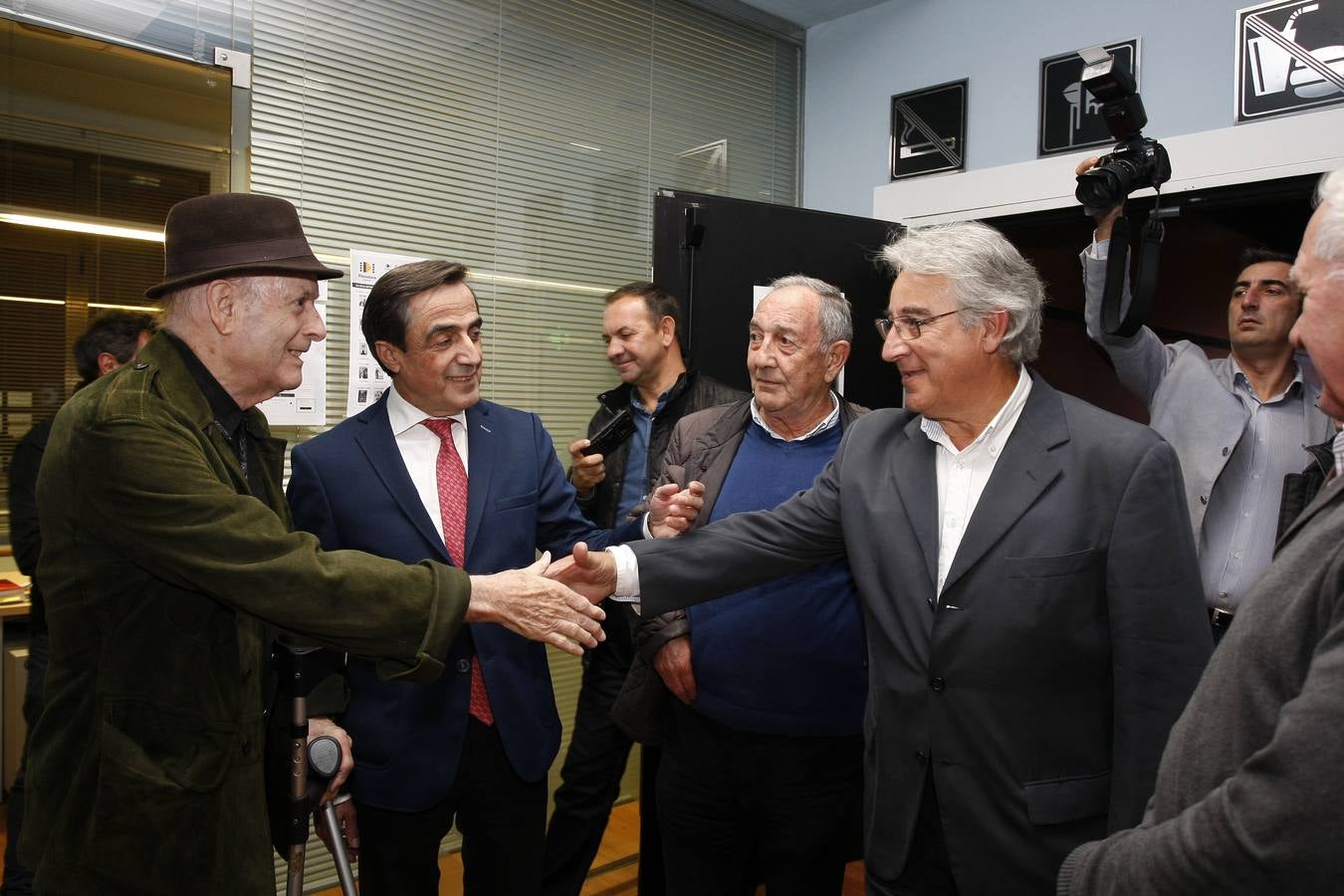 Fotos: El expresidente regional, Juan Hormaechea, invitado por la asociación Amigos de Torrelavega