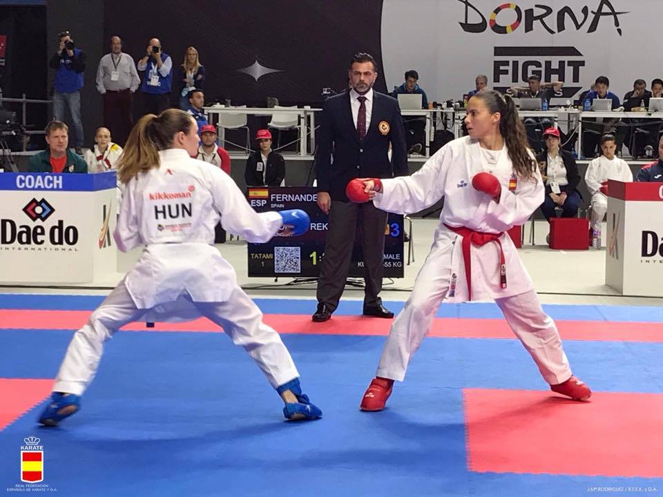 Carlota Fernández pelea con la húngara Reka Molnar. 