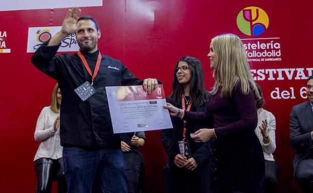 Fernando Cotera, en el momento en el que ha recogido el diploma que le acredita como ganador del accésit al 'Mejor concepto de tapa' del XIV Concurso Nacional de Pinchos y Tapas Ciudad de Valladolid.