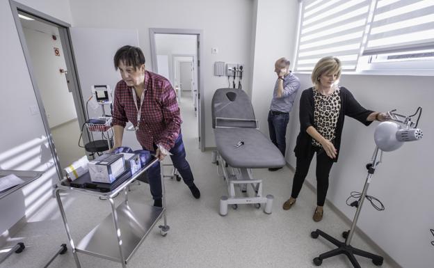 Las enfermeras Montse Carrera y Ana Fadon, junto al médico Fernando Rey, organizan las consultas del nuevo SUAP.