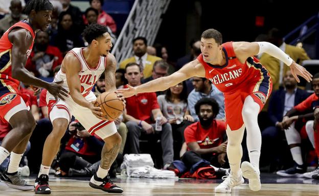 Mirotic intenta robar un balón. 