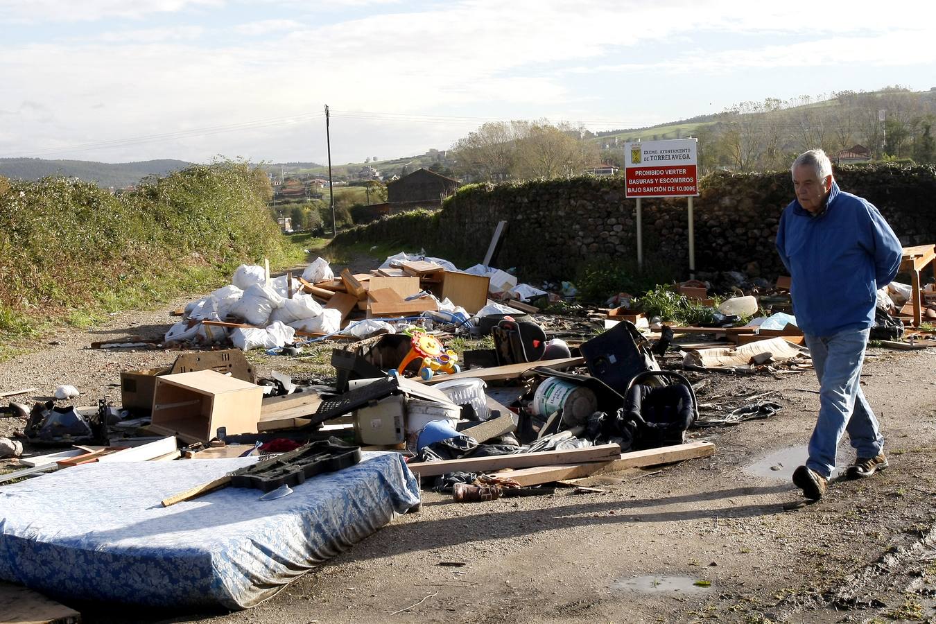 La basura se acumula en varios puntos que no acaban de desaparecer. El Ayuntamiento ha tramitado 170 expedientes en lo que va de año por denuncias contra el medio ambiente