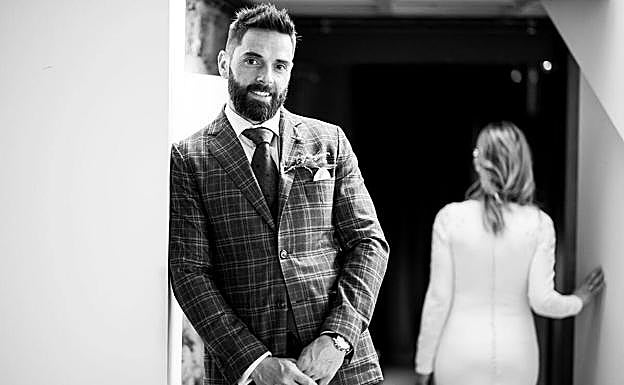 Jonatan Barrio eligió para su boda con una chaqueta de tartán azul, marrón y beige.