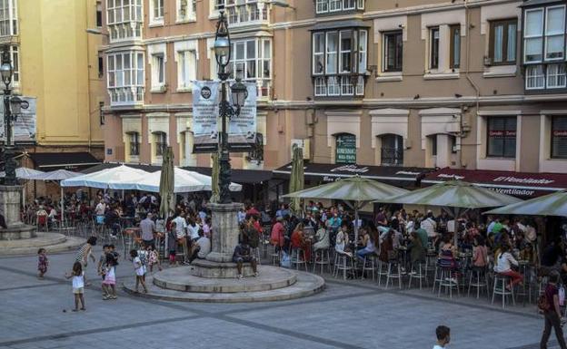 Imagen de la plaza de Cañadío, en Santander, con las terrazas llenas de clientes. 