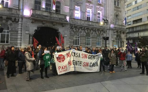 La PAH protesta en Santander contra la decisión del Supremo sobre las hipotecas