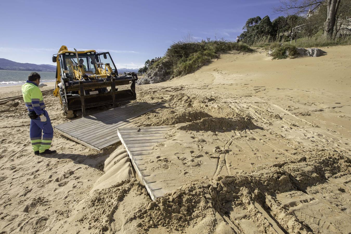 Fotos: Así ha quedado la pasarela que comunica la playa de La Magdalena con Los Peligros tras los últimos temporales