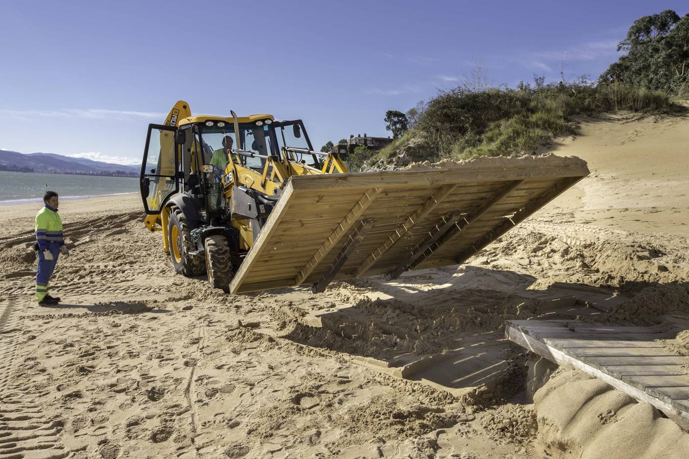 Fotos: Así ha quedado la pasarela que comunica la playa de La Magdalena con Los Peligros tras los últimos temporales