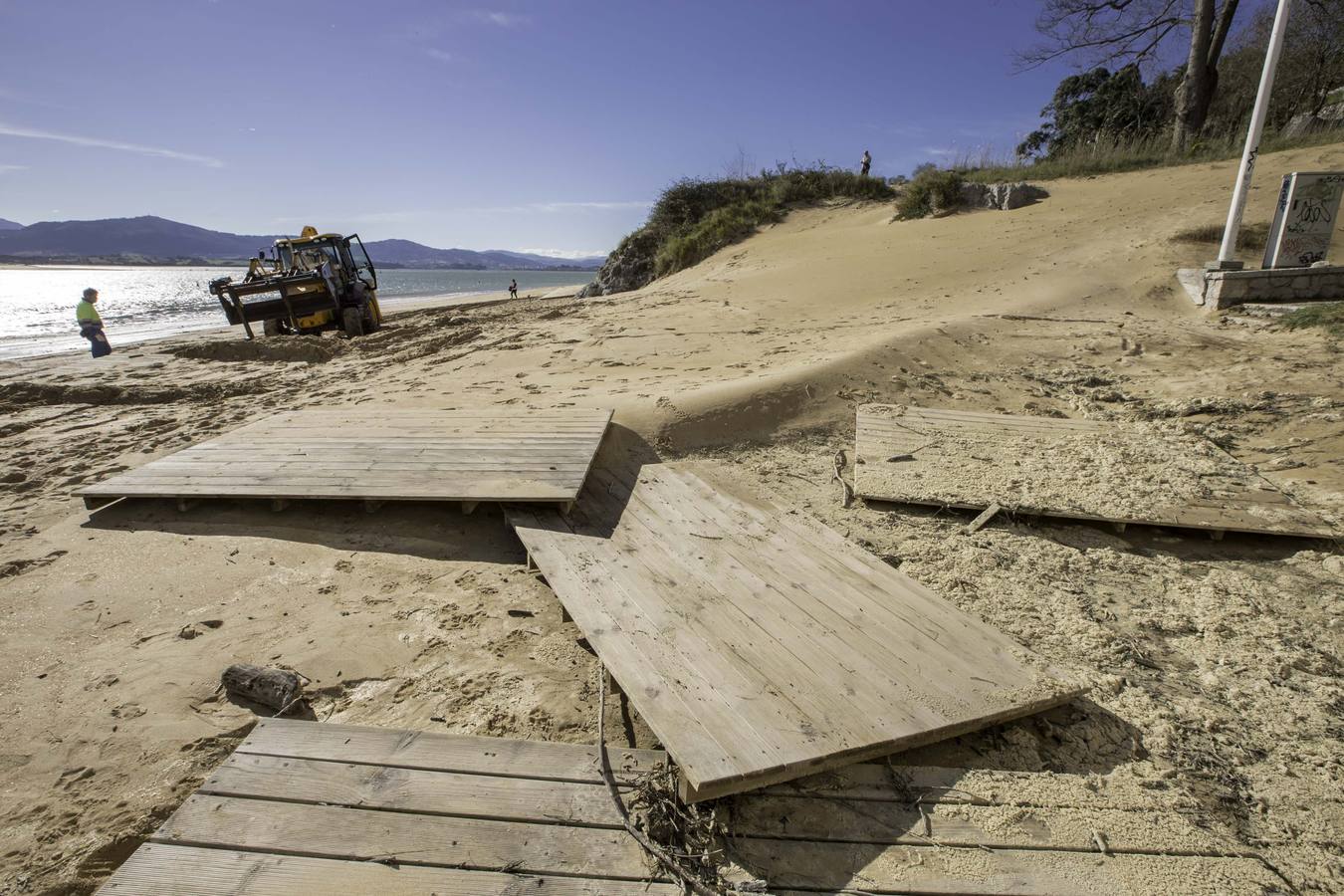 Fotos: Así ha quedado la pasarela que comunica la playa de La Magdalena con Los Peligros tras los últimos temporales