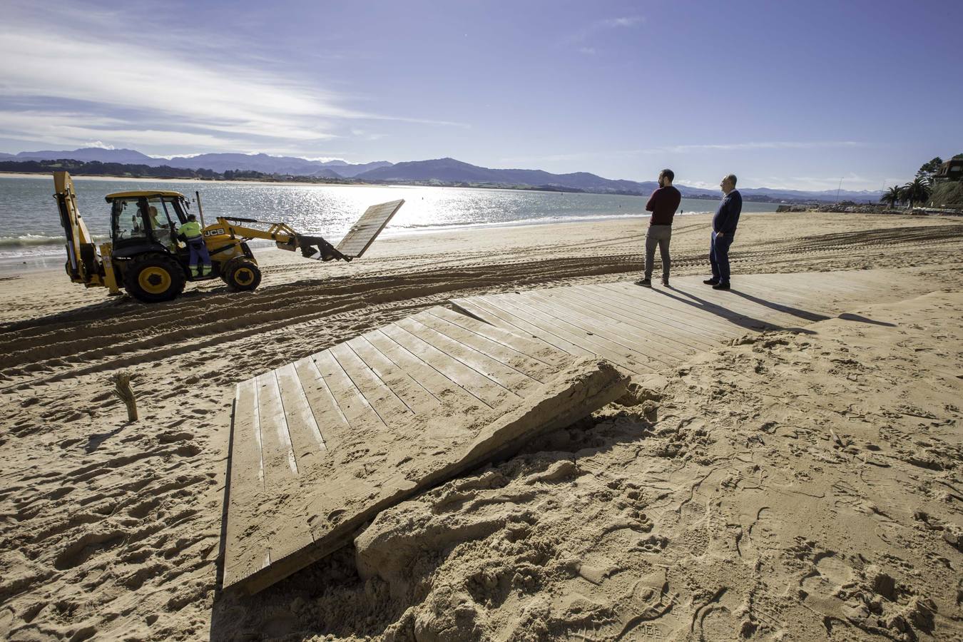 Fotos: Así ha quedado la pasarela que comunica la playa de La Magdalena con Los Peligros tras los últimos temporales
