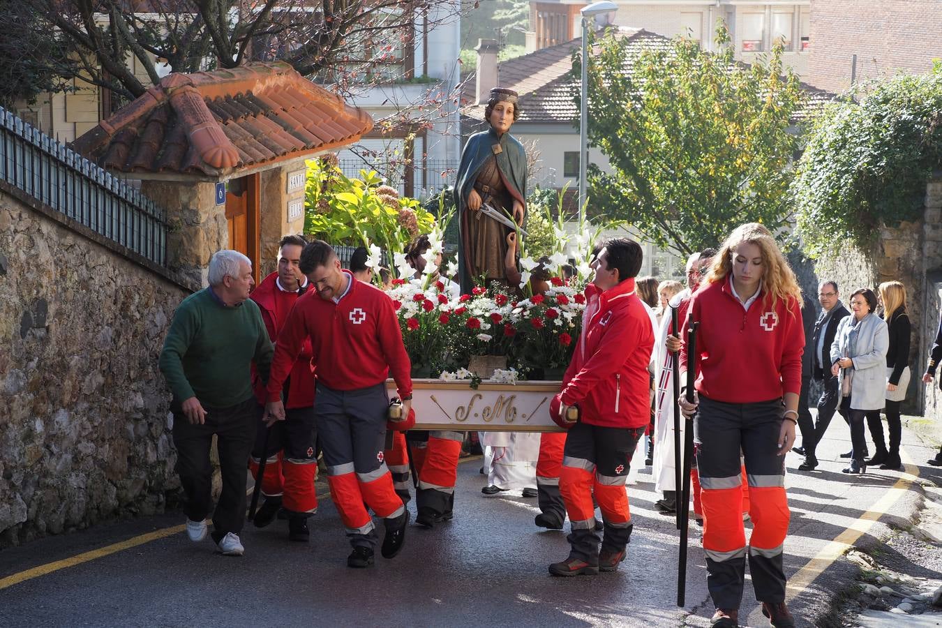 Laredo conmemora la festividad de San Martín, patrón de la Cofradía de Pescadores pejina. Los actos comenzaron en la iglesia de San Martín, donde se renovaron los cargos de la Cofradía, que ha donado 3.000 euros para reparar el tejado de la iglesia de Santa María. Después se celebró la tradicional procesión.