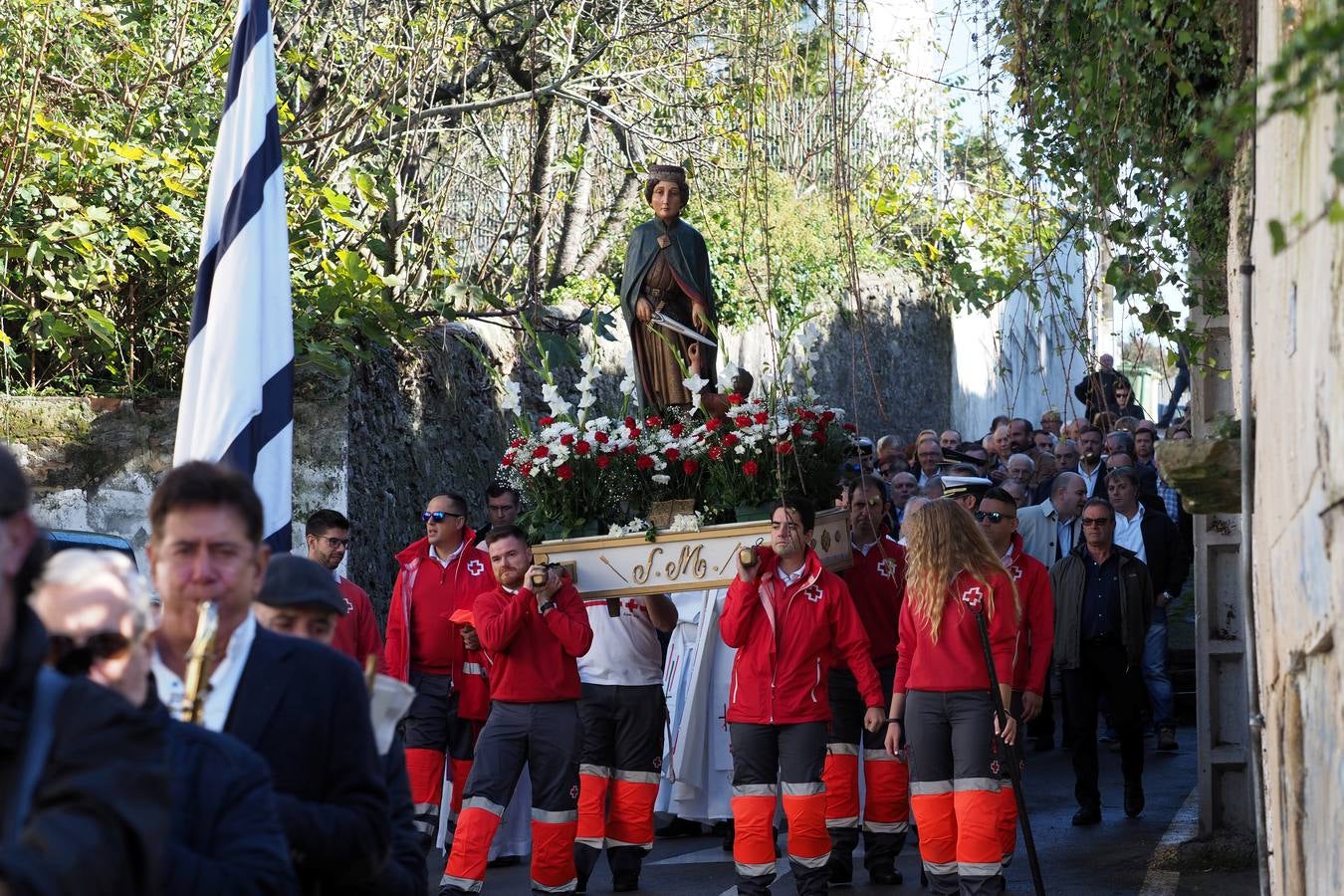 Laredo conmemora la festividad de San Martín, patrón de la Cofradía de Pescadores pejina. Los actos comenzaron en la iglesia de San Martín, donde se renovaron los cargos de la Cofradía, que ha donado 3.000 euros para reparar el tejado de la iglesia de Santa María. Después se celebró la tradicional procesión.