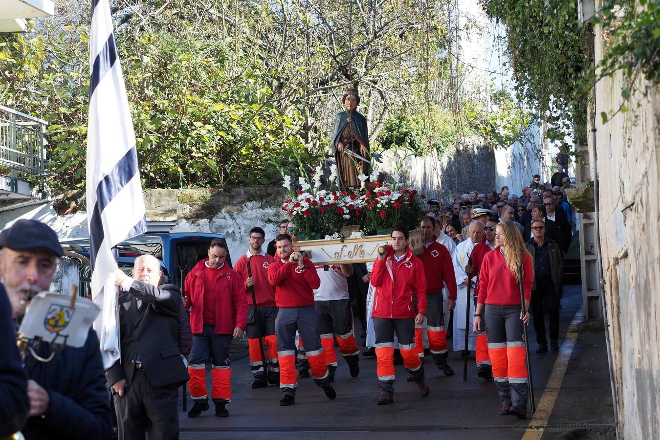 Laredo conmemora la festividad de San Martín, patrón de la Cofradía de Pescadores pejina. Los actos comenzaron en la iglesia de San Martín, donde se renovaron los cargos de la Cofradía, que ha donado 3.000 euros para reparar el tejado de la iglesia de Santa María. Después se celebró la tradicional procesión.