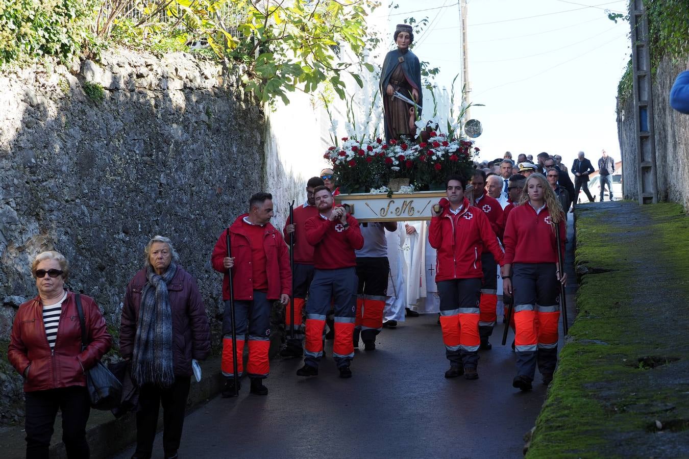 Laredo conmemora la festividad de San Martín, patrón de la Cofradía de Pescadores pejina. Los actos comenzaron en la iglesia de San Martín, donde se renovaron los cargos de la Cofradía, que ha donado 3.000 euros para reparar el tejado de la iglesia de Santa María. Después se celebró la tradicional procesión.