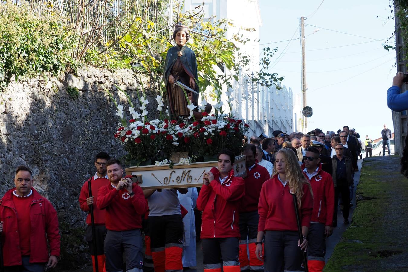 Laredo conmemora la festividad de San Martín, patrón de la Cofradía de Pescadores pejina. Los actos comenzaron en la iglesia de San Martín, donde se renovaron los cargos de la Cofradía, que ha donado 3.000 euros para reparar el tejado de la iglesia de Santa María. Después se celebró la tradicional procesión.