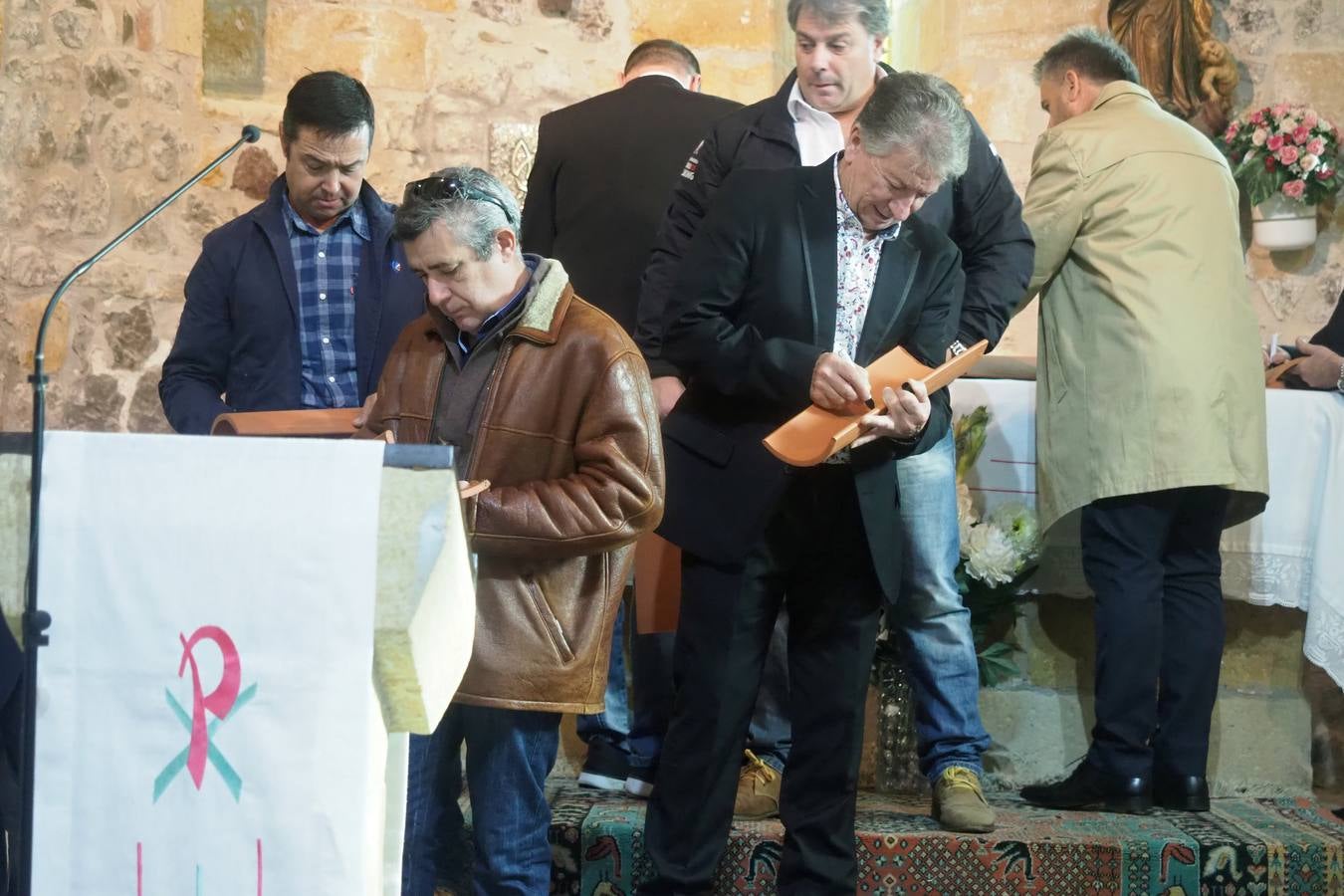 Laredo conmemora la festividad de San Martín, patrón de la Cofradía de Pescadores pejina. Los actos comenzaron en la iglesia de San Martín, donde se renovaron los cargos de la Cofradía, que ha donado 3.000 euros para reparar el tejado de la iglesia de Santa María. Después se celebró la tradicional procesión.