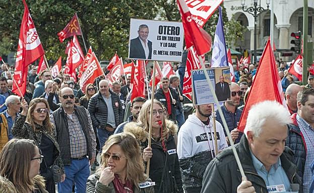 Miles de trabajadores del metal marchan en Santander por un «convenio digno»