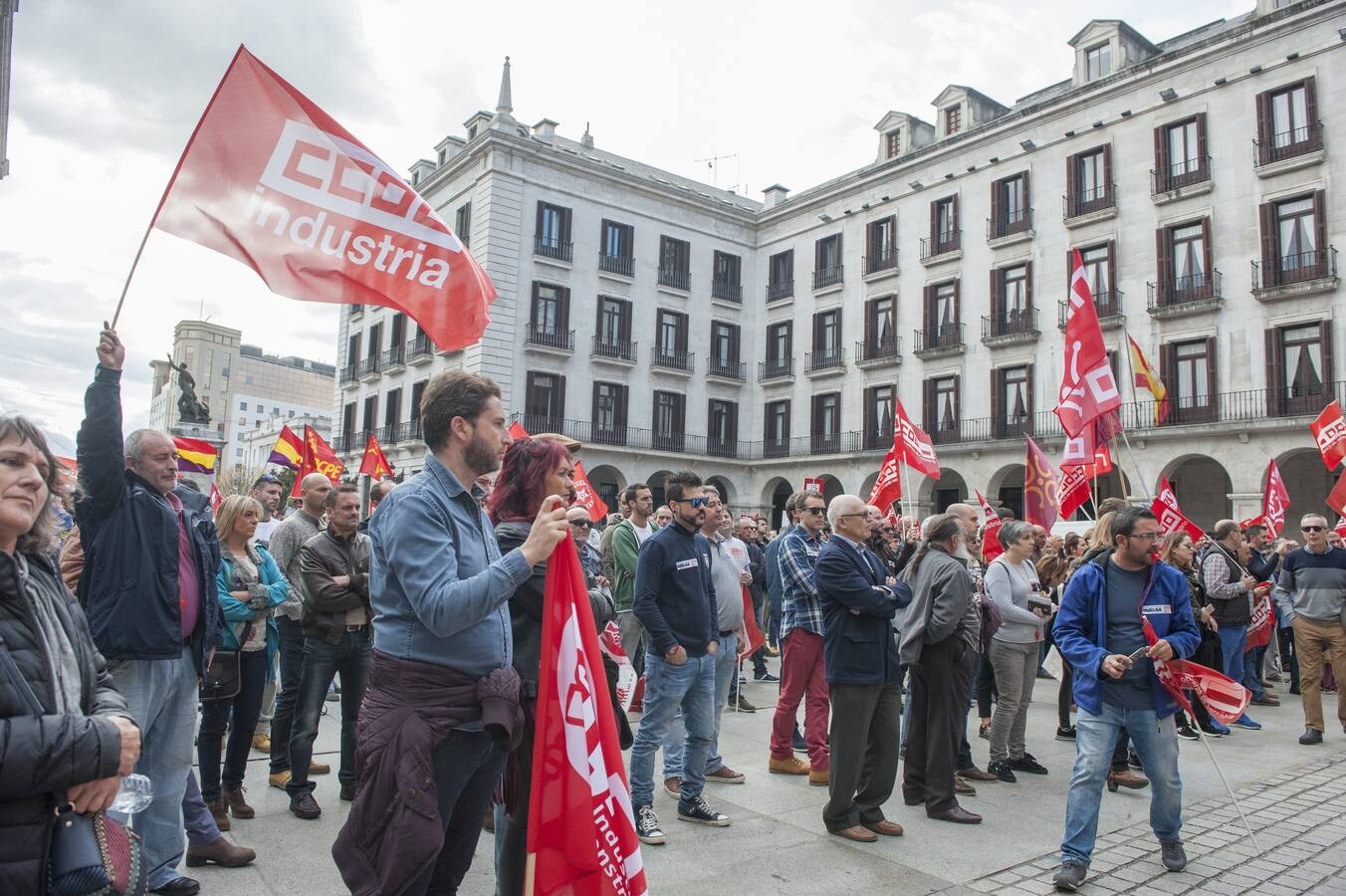 Varios miles de peronas -entre 5.000 y 6.000 según la organización y unos 2.200 según la Policía local- han secundado este domingo la manifestación convocada por las federaciones de industria de UGT y de CCOO en Santander «por un convenio colectivo digno» en el sector del metal cántabro, que precede a la huelga general convocada por ambos sindicatos los próximos días 20, 22 y 27 de noviembre.