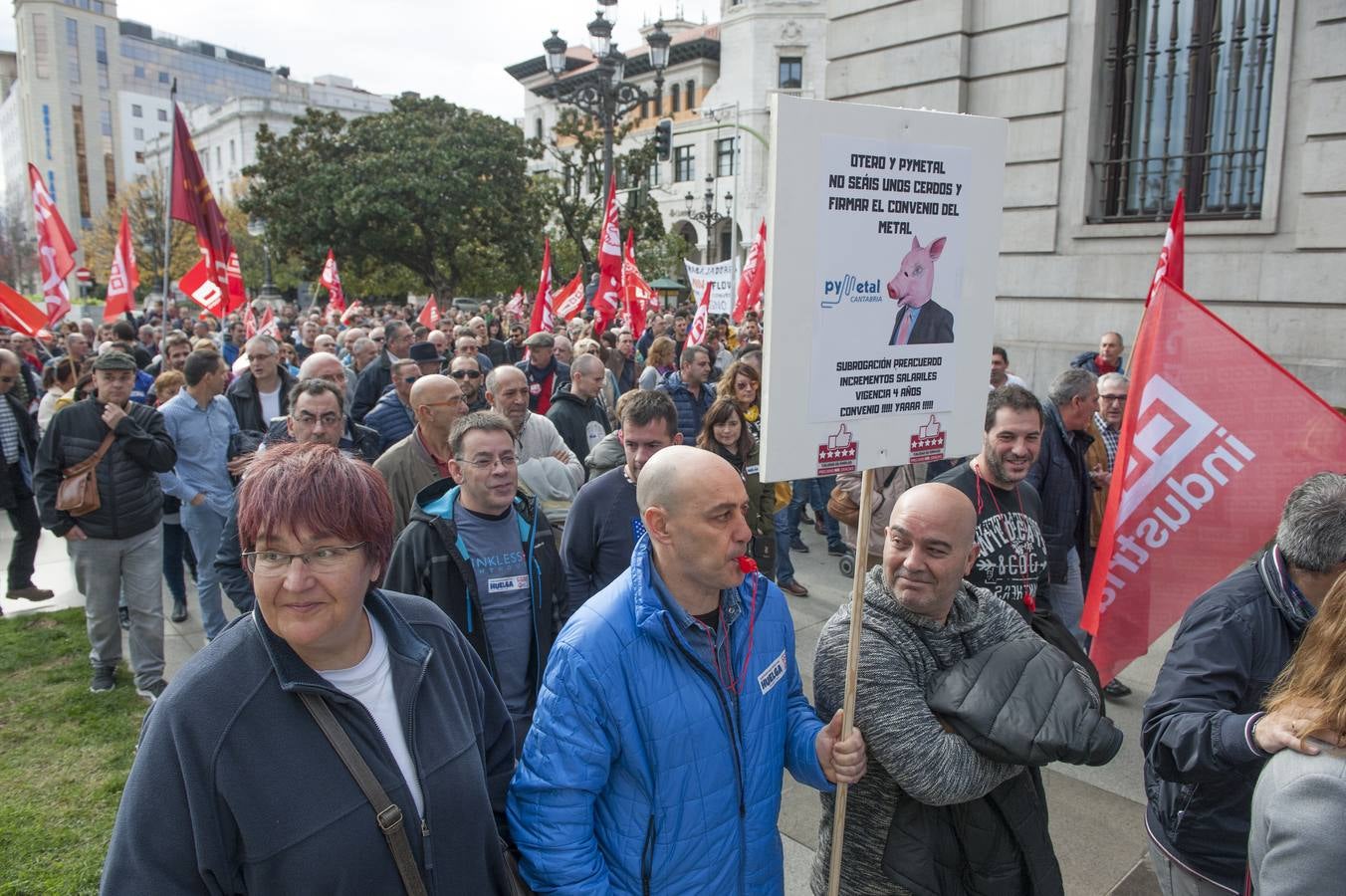 Varios miles de peronas -entre 5.000 y 6.000 según la organización y unos 2.200 según la Policía local- han secundado este domingo la manifestación convocada por las federaciones de industria de UGT y de CCOO en Santander «por un convenio colectivo digno» en el sector del metal cántabro, que precede a la huelga general convocada por ambos sindicatos los próximos días 20, 22 y 27 de noviembre.