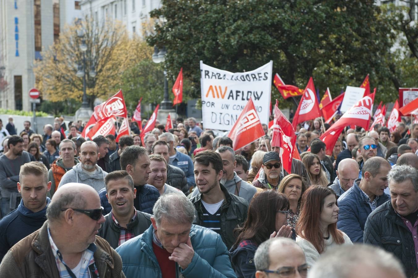 Varios miles de peronas -entre 5.000 y 6.000 según la organización y unos 2.200 según la Policía local- han secundado este domingo la manifestación convocada por las federaciones de industria de UGT y de CCOO en Santander «por un convenio colectivo digno» en el sector del metal cántabro, que precede a la huelga general convocada por ambos sindicatos los próximos días 20, 22 y 27 de noviembre.