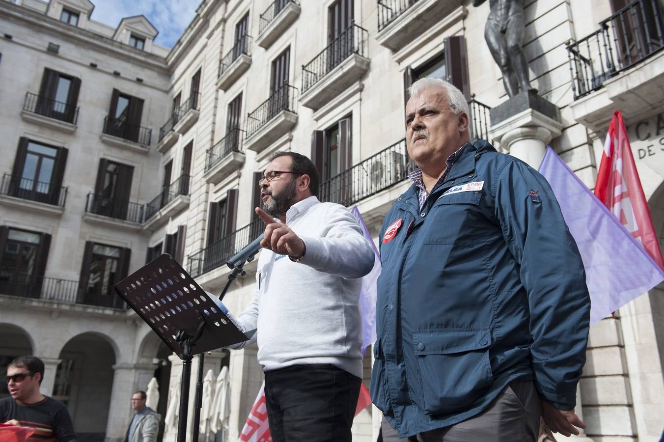 Varios miles de peronas -entre 5.000 y 6.000 según la organización y unos 2.200 según la Policía local- han secundado este domingo la manifestación convocada por las federaciones de industria de UGT y de CCOO en Santander «por un convenio colectivo digno» en el sector del metal cántabro, que precede a la huelga general convocada por ambos sindicatos los próximos días 20, 22 y 27 de noviembre.