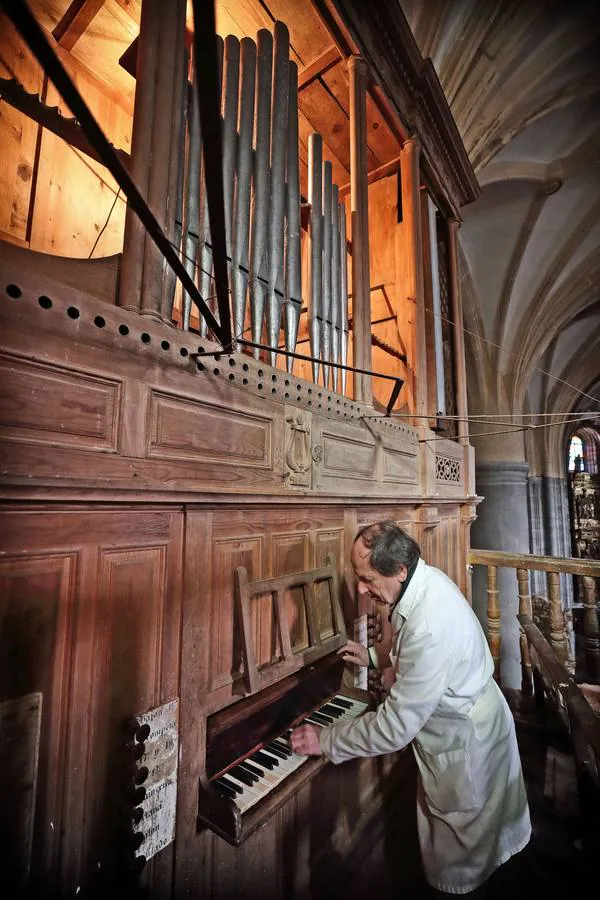 Fotos: Reparación del órgano de Novales