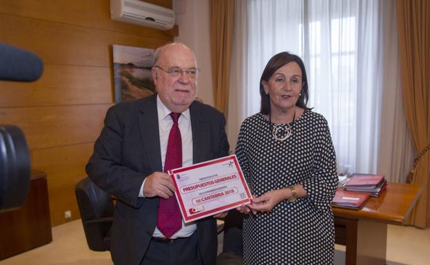 El consejero de Economía, Juan José Sotoa junto a la presidenta del Parlamento Dolores Gorostiaga.